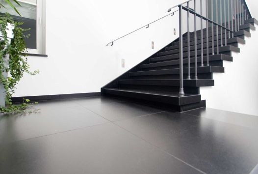 Renovierte schwarze Treppe